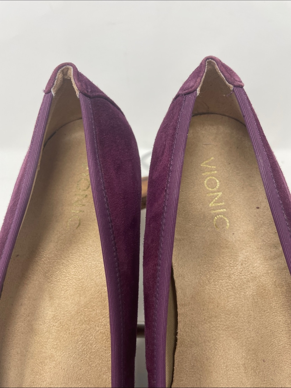 Vionic Plum Suede-Like Wedged Heel Pump Size 10 Excellent Condition - Picture 2 of 15